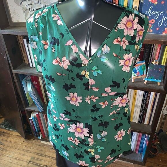 CAbi green daisy vine shadow split neck S flowy blouse - Picture 1 of 3